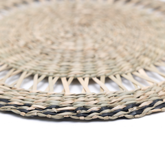 Couronne Alizée - Round placemat in seagrass with black trim – view 3 – Handcrafted product, handmade · Kuênia