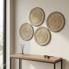 Couronne Alizée - Round placemat in seagrass with black trim – in-use view – Handcrafted product, handmade · Kuênia