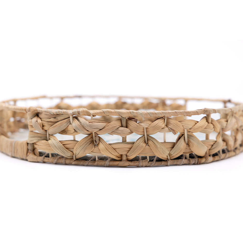Marinia Grande - Round tray in water hyacinth and mother-of-pearl – view 3 – Handcrafted product, handmade · Kuênia