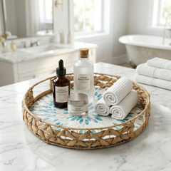 Marinia Grande - Round tray in water hyacinth and mother-of-pearl – lifestyle view – Handcrafted product, handmade · Kuênia