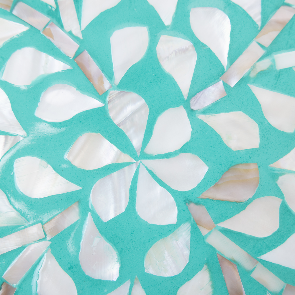 Lagonis - Large round tray all mother-of-pearl, turquoise lagoon background and iridescent petals – view 3 – Handcrafted product, handmade · Kuênia