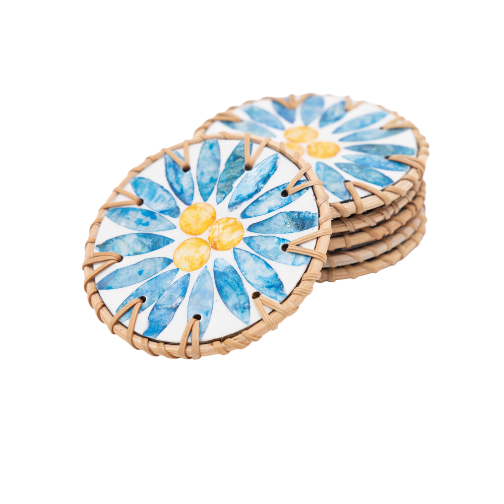 Rayons de Bleuet - Set of 6 coasters in handmade rattan and mother-of-pearl, blue floral pattern on transparent background – Handcrafted product, handmade · Kuênia