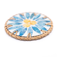 Rayons de Bleuet - Set of 6 coasters in handmade rattan and mother-of-pearl, blue floral pattern – view 3 – Handcrafted product, handmade · Kuênia