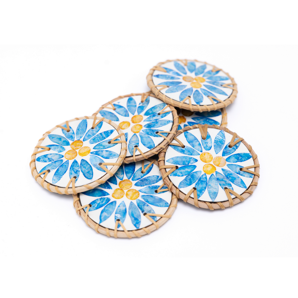 Rayons de Bleuet - Set of 6 coasters in handmade rattan and mother-of-pearl, blue floral pattern – view 4 – Handcrafted product, handmade · Kuênia