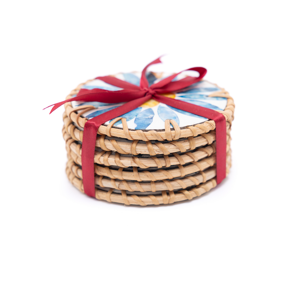 Rayons de Bleuet - Set of 6 coasters in handmade rattan and mother-of-pearl, blue floral pattern – view 5 – Handcrafted product, handmade · Kuênia