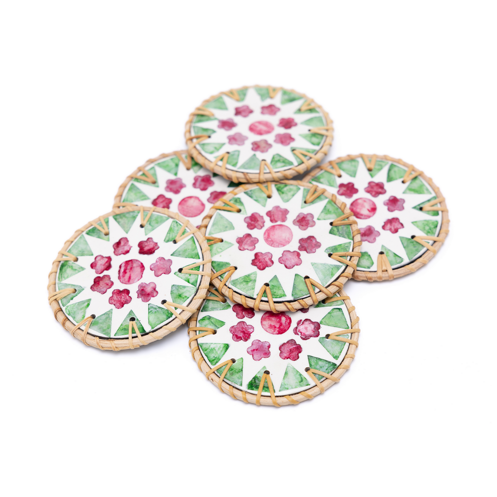 Ronde de Cerisier - Set of 6 coasters in handmade rattan and mother-of-pearl, pink and green floral pattern – view 4 – Handcrafted product, handmade · Kuênia