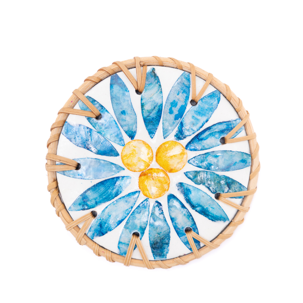 Rayons de Bleuet - Boxed set of 6 coasters in rattan and mother-of-pearl, with lid, blue floral pattern – view 2 – Handcrafted product, handmade · Kuênia