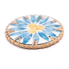 Rayons de Bleuet - Boxed set of 6 coasters in rattan and mother-of-pearl, with lid, blue floral pattern – view 3 – Handcrafted product, handmade · Kuênia