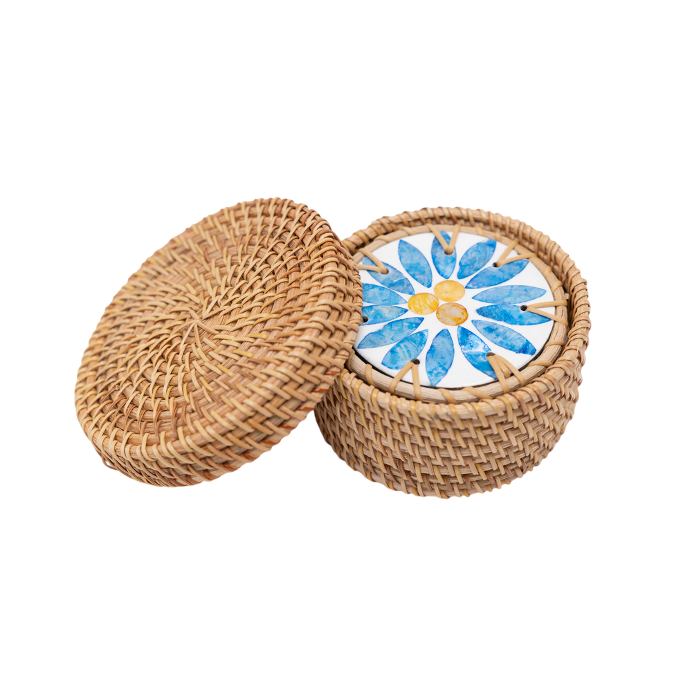 Rayons de Bleuet - Boxed set of 6 coasters in rattan and mother-of-pearl, with lid, blue floral pattern on transparent background – Handcrafted product, handmade · Kuênia