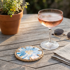 Rayons de Bleuet - Boxed set of 6 coasters in rattan and mother-of-pearl, with lid, blue floral pattern – staged view – Handcrafted product, handmade · Kuênia