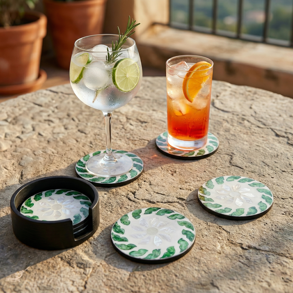 Tourbillons d'Émeraude - Coffret de 6 sous-verres tout nacre, motif végétal tourbillonnant – mise en scène – Produit artisanal fait à la main · Kuênia