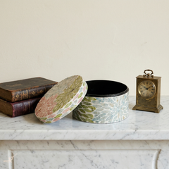 Le Jardin Secret - Round decorative box in mother-of-pearl, pastel floral pattern – staged view – Handcrafted product, handmade · Kuênia