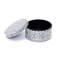 L'Écrin du Temps – Round decorative box in mother-of-pearl, timeless floral pattern – Handcrafted product, handmade · Kuênia