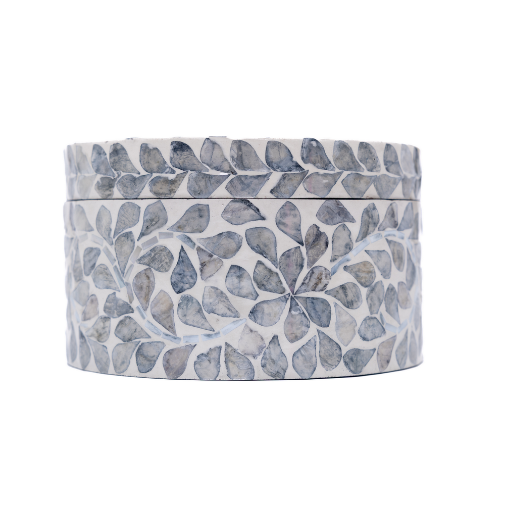 L'Écrin du Temps – Round decorative box in mother-of-pearl, timeless floral pattern – view 2 – Handcrafted product, handmade · Kuênia