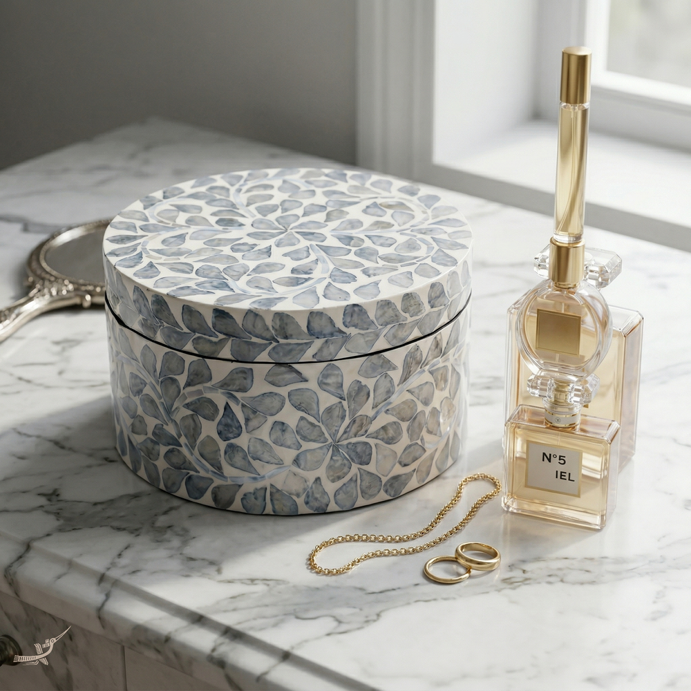 L'Écrin du Temps – Round decorative box in mother-of-pearl, timeless floral pattern – staged view – Handcrafted product, handmade · Kuênia