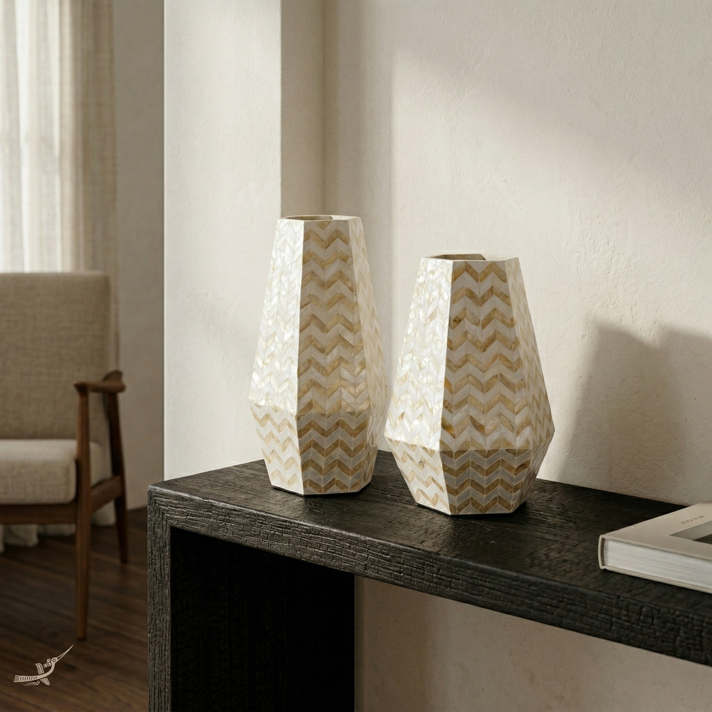 Prismatic vases in mother-of-pearl marquetry, golden chevron pattern – staged view (Prisma Alto & Largo) – Handcrafted product, handmade · Kuênia