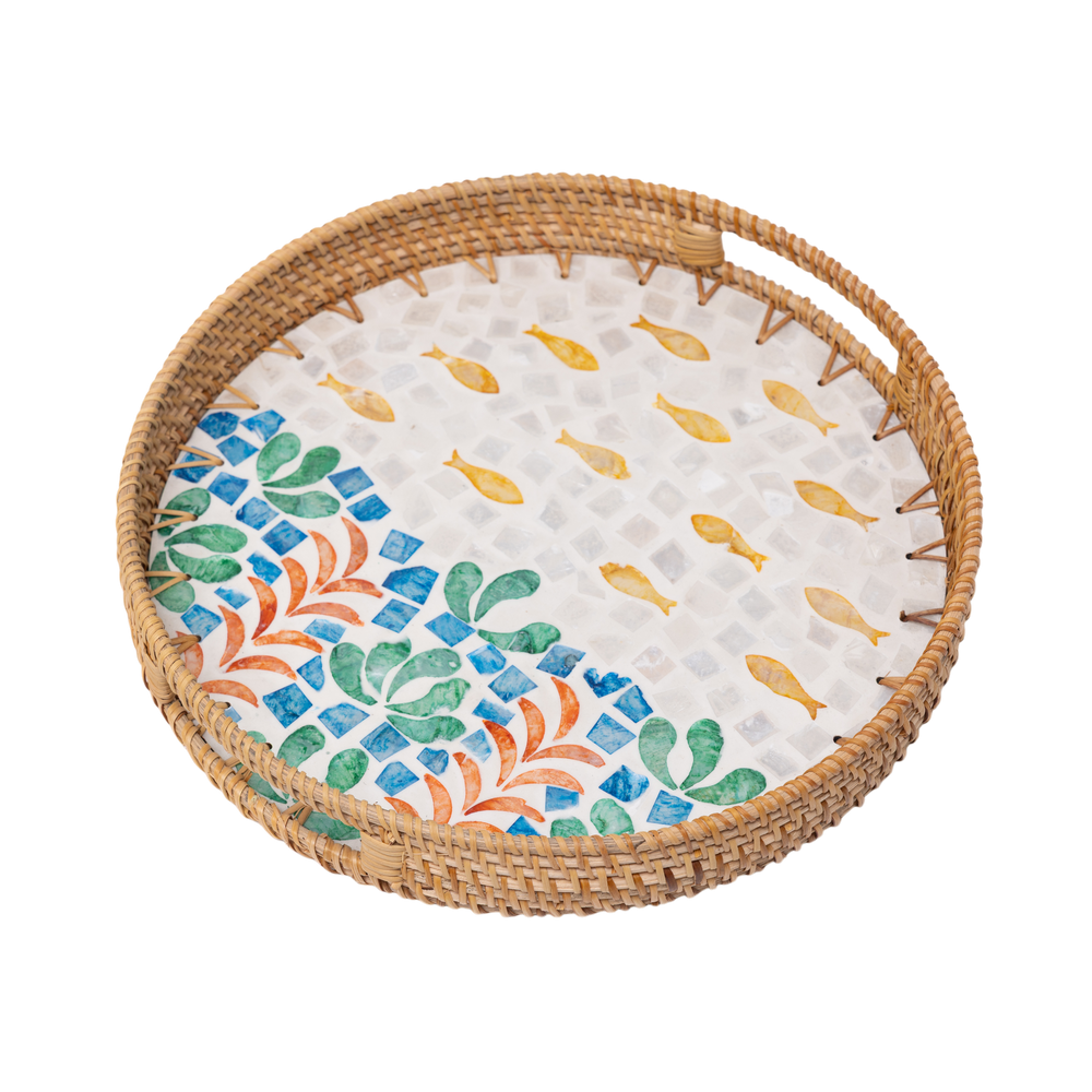 Aquaria - Round tray in handmade rattan and mother-of-pearl, coral and fish school pattern on transparent background – Handcrafted product, handmade · Kuênia