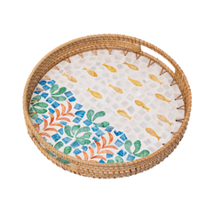 Aquaria - Round tray in handmade rattan and mother-of-pearl, coral and fish school pattern on transparent background – Handcrafted product, handmade · Kuênia