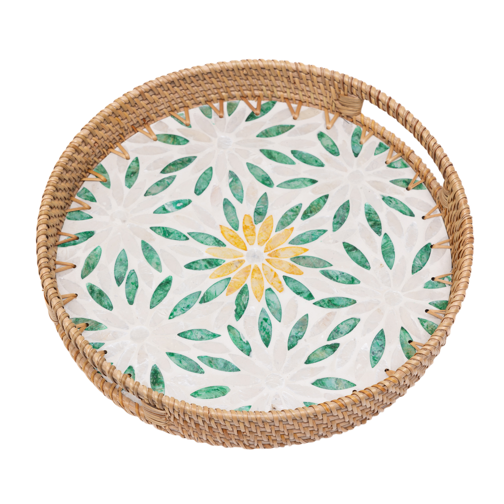 Gardenia - Round tray in handmade rattan and mother-of-pearl, flower garden pattern on transparent background – Handcrafted product, handmade · Kuênia
