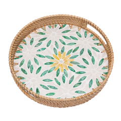 Gardenia - Round tray in handmade rattan and mother-of-pearl, flower garden pattern on transparent background – Handcrafted product, handmade · Kuênia