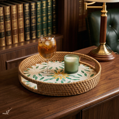 Gardenia - Round tray in handmade rattan and mother-of-pearl, flower garden pattern – detail view – Handcrafted product, handmade · Kuênia