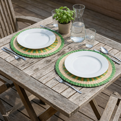 Champ Verdoyant - Round placemat in handwoven seagrass, green and yellow pattern – detail view – Handcrafted product, handmade · Kuênia
