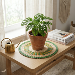 Champ Verdoyant - Round placemat in handwoven seagrass, green and yellow pattern – staged view – Handcrafted product, handmade · Kuênia