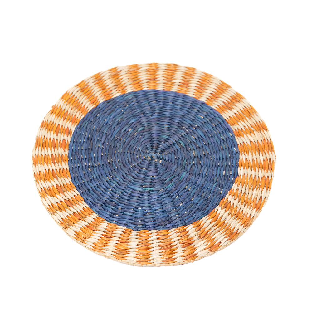 Anneau Doré - Round placemat in handwoven seagrass, blue and orange pattern – view 2 – Handcrafted product, handmade · Kuênia