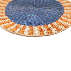 Anneau Doré - Round placemat in handwoven seagrass, blue and orange pattern – view 3 – Handcrafted product, handmade · Kuênia