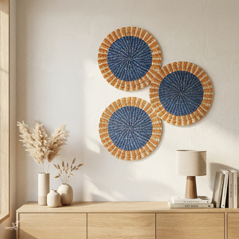 Anneau Doré - Round placemat in handwoven seagrass, blue and orange pattern – in-use view – Handcrafted product, handmade · Kuênia