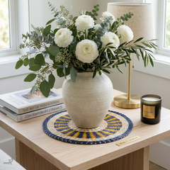 Oasis Marine - Round placemat in handwoven seagrass – staged view – Handcrafted product, handmade · Kuênia