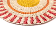 Étoile Flamboyante - Set de table rond en jonc de mer tressé, motif soleil – vue 3 – Produit artisanal fait à la main · Kuênia
