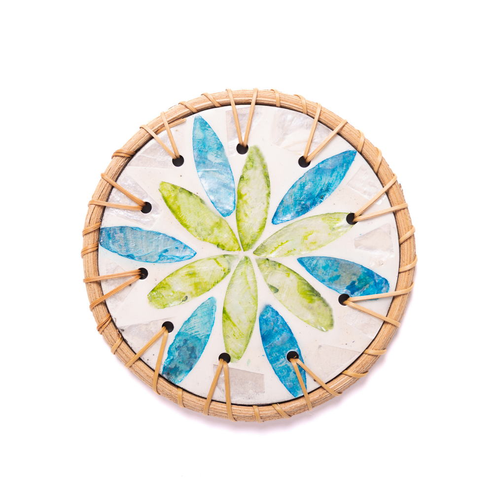 Valse de Nymphéa - Coffret de 6 sous-verres en rotin et nacre, motif végétal bleu et vert – vue 2 – Produit artisanal fait à la main · Kuênia