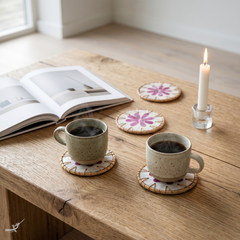 Éclats de Bougainvillier - Coffret de 6 sous-verres en rotin et nacre, motif floral rose – vue d'usage – Produit artisanal fait à la main · Kuênia