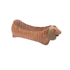 Sossi - Dachshund-shaped basket in natural rattan with leather ears on transparent background – Handcrafted product, handmade · Kuênia