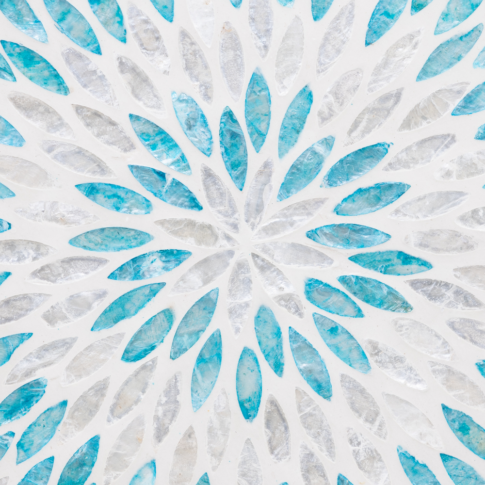 Marinia Grande - Round tray in water hyacinth and mother-of-pearl – view 4 – Handcrafted product, handmade · Kuênia