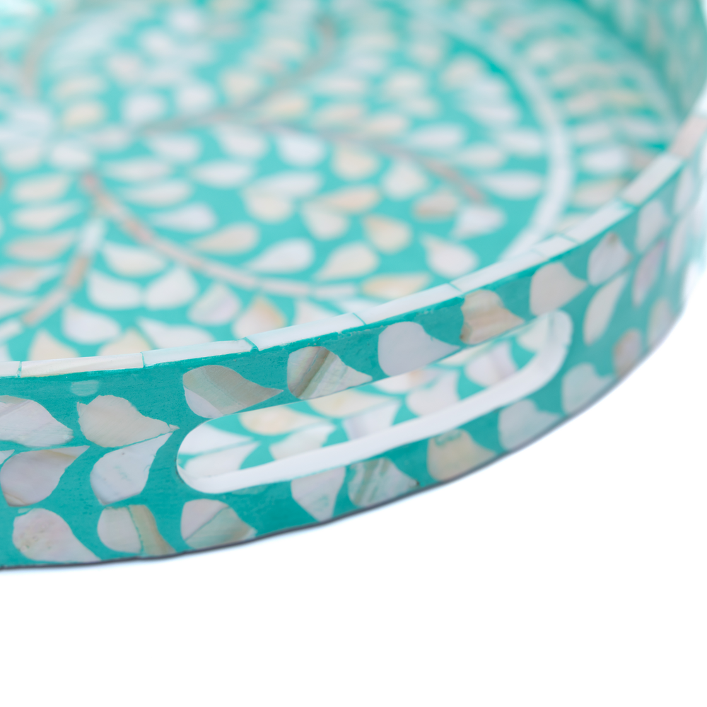 Lagonis - Large round tray all mother-of-pearl, turquoise lagoon background and iridescent petals – view 2 – Handcrafted product, handmade · Kuênia