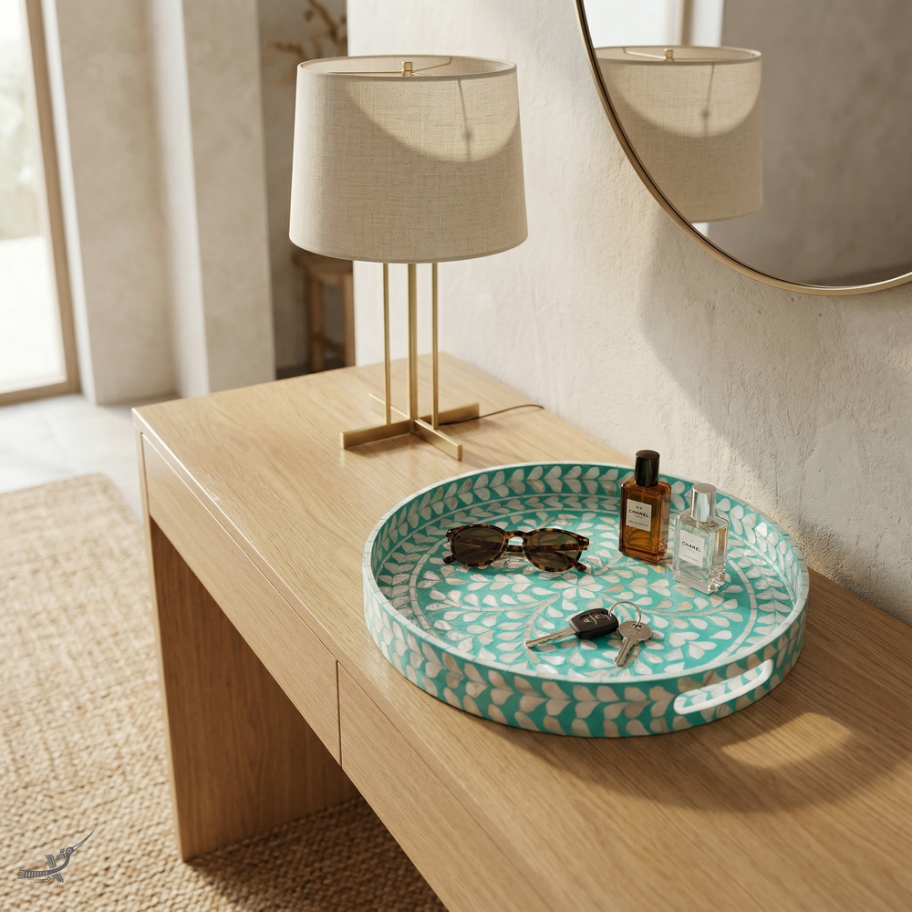 Lagonis - Large round tray all mother-of-pearl, turquoise lagoon background and iridescent petals – in-use view – Handcrafted product, handmade · Kuênia