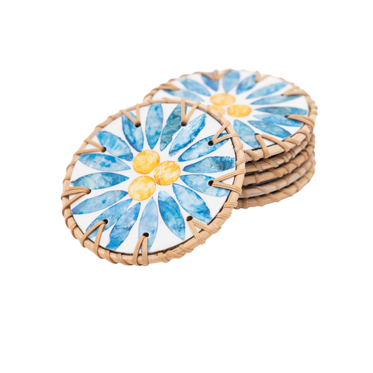 Rayons de Bleuet - Set de 6 sous-verres en rotin et nacre fait main, motif floral bleu sur fond transparent – Produit artisanal fait à la main · Kuênia