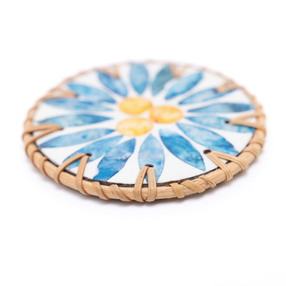 Rayons de Bleuet - Set of 6 coasters in handmade rattan and mother-of-pearl, blue floral pattern – view 3 – Handcrafted product, handmade · Kuênia