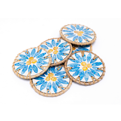 Rayons de Bleuet - Set of 6 coasters in handmade rattan and mother-of-pearl, blue floral pattern – view 4 – Handcrafted product, handmade · Kuênia