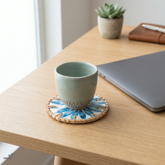 Rayons de Bleuet - Set of 6 coasters in handmade rattan and mother-of-pearl, blue floral pattern – detail view – Handcrafted product, handmade · Kuênia