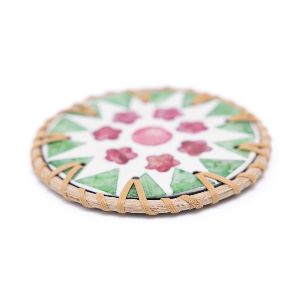 Ronde de Cerisier - Set of 6 coasters in handmade rattan and mother-of-pearl, pink and green floral pattern – view 3 – Handcrafted product, handmade · Kuênia