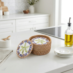 Étoile de Pervenche – Boxed set of 6 coasters in rattan and mother-of-pearl, with lid, purple and green floral pattern – staged view – Handcrafted product, handmade · Kuênia