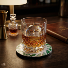 Tourbillons d'Émeraude - Coffret de 6 sous-verres tout nacre, motif végétal tourbillonnant – vue d'usage – Produit artisanal fait à la main · Kuênia