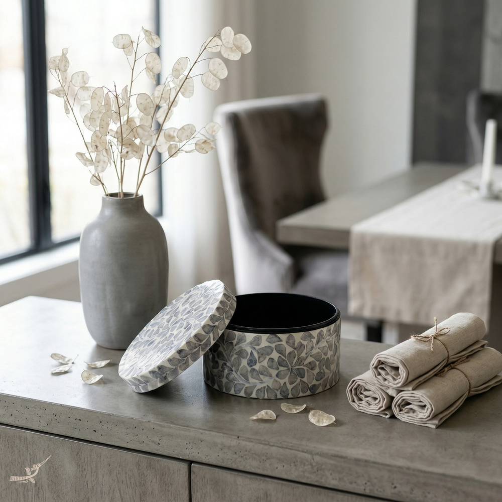 L'Écrin du Temps – Round decorative box in mother-of-pearl, timeless floral pattern – in-use view – Handcrafted product, handmade · Kuênia