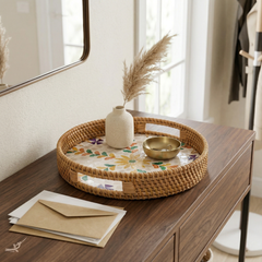Floretia - Round tray in handmade rattan and mother-of-pearl, multicolor floral pattern – in-use view – Handcrafted product, handmade · Kuênia
