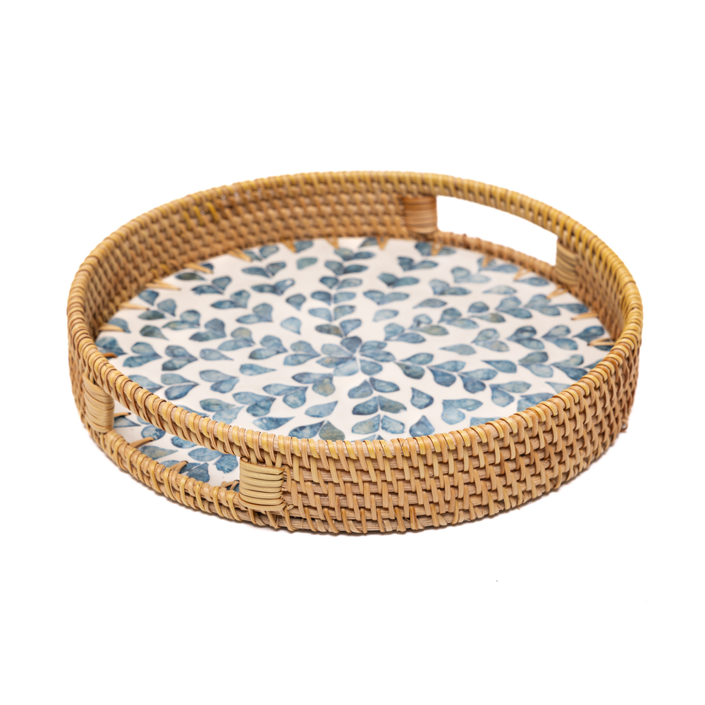 Volubia - Plateau rond en rotin et nacre fait main, motif feuillage volubile – vue 3 – Produit artisanal fait à la main · Kuênia