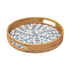 Volubia - Plateau rond en rotin et nacre fait main, motif feuillage volubile – vue 3 – Produit artisanal fait à la main · Kuênia