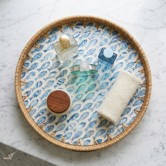 Escalia - Round tray in handmade rattan and mother-of-pearl, fish school pattern – in-use view – Handcrafted product, handmade · Kuênia
